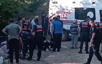fındık işçileri taşıyan traktör